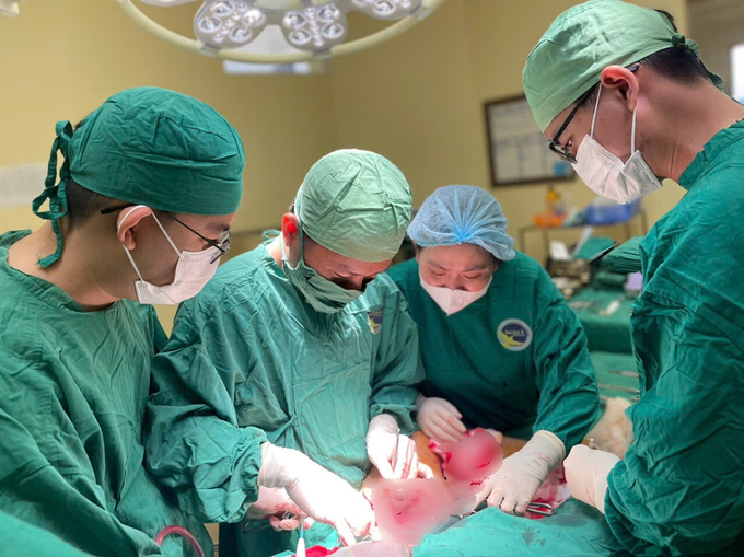 3 ê-kíp phẫu thuật giành giật sự sống cho cô gái trẻ (Ảnh: BVCC)