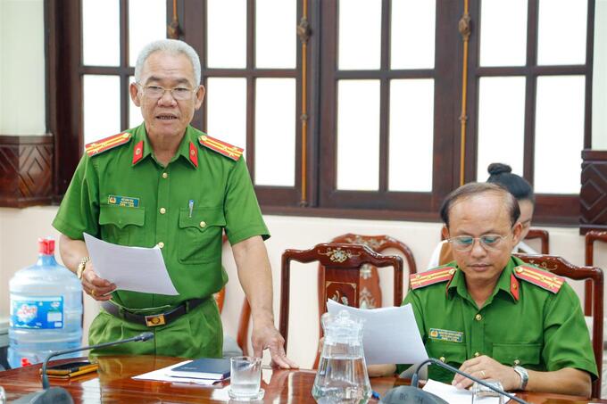 Thượng tá Hồ Văn Tàu - Trưởng phòng Cảnh sát Phòng cháy chữa cháy và Cứu nạn cứu hộ Công an tỉnh báo cáo tại cuộc họp