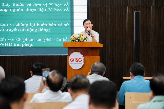 ThS.KS Lê Ngọc Tuấn – Chi cục trưởng Chi cục kiểm lâm TP. Huế trình bày về chủ đề Nguy cơ dịch bệnh và vi phạm pháp luật khi tiêu thụ động vật hoang dã trái phép tại buổi hội thảo