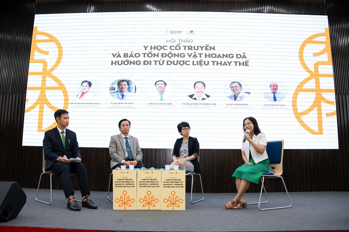 PGS.TS Nguyễn Phương Dung – Viện trưởng Viện Y Dược Việt (ngoài cùng bên phải) đang chia sẻ các giải pháp thay thế động vật hoang dã bằng dược liệu