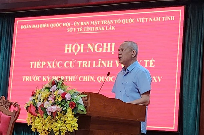 Ông Nay Phi La – Giám đốc Sở Y tế Đắk Lắk phát biểu, điều hành phiên thảo luận của hội nghị (ảnh: Thu Phượng)