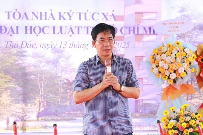 TS. Lê Trường Sơn, Hiệu trưởng Trường Đại học Luật TP.HCM phát biểu tại buổi lễ