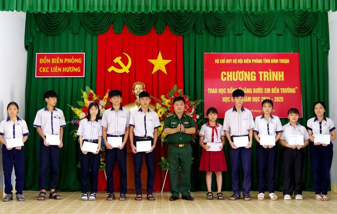 Bộ đội Biên phòng tỉnh trao học bổng cho học sinh nghèo ven biển Tuy Phong