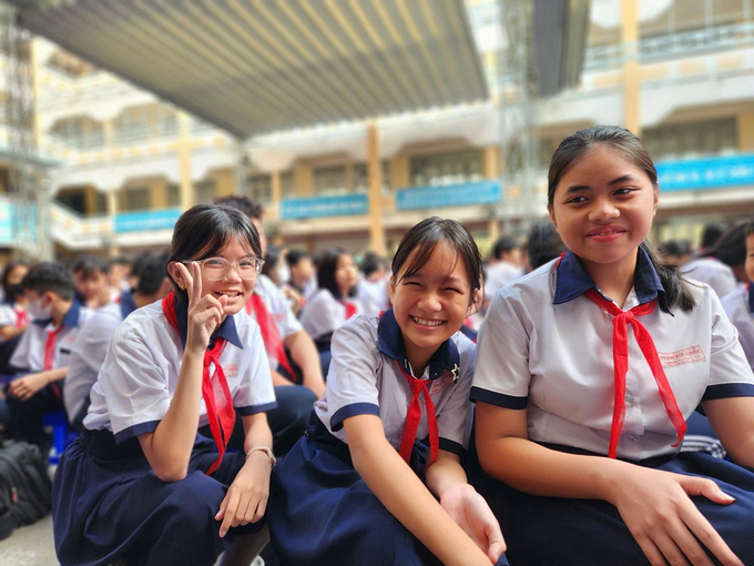 Các em học sinh hào hứng tham gia phần hỏi – đáp nhanh về kiến thức giao thông