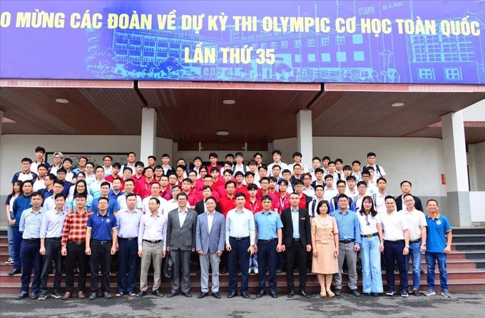 Các đại biểu tham dự khai mạc chụp ảnh lưu niệm