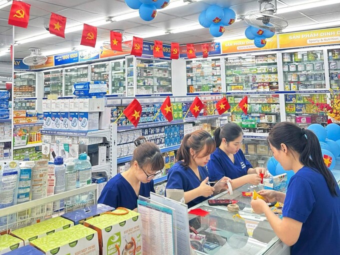 Các dược sĩ tự tay chuẩn bị những lá cờ trang trí   