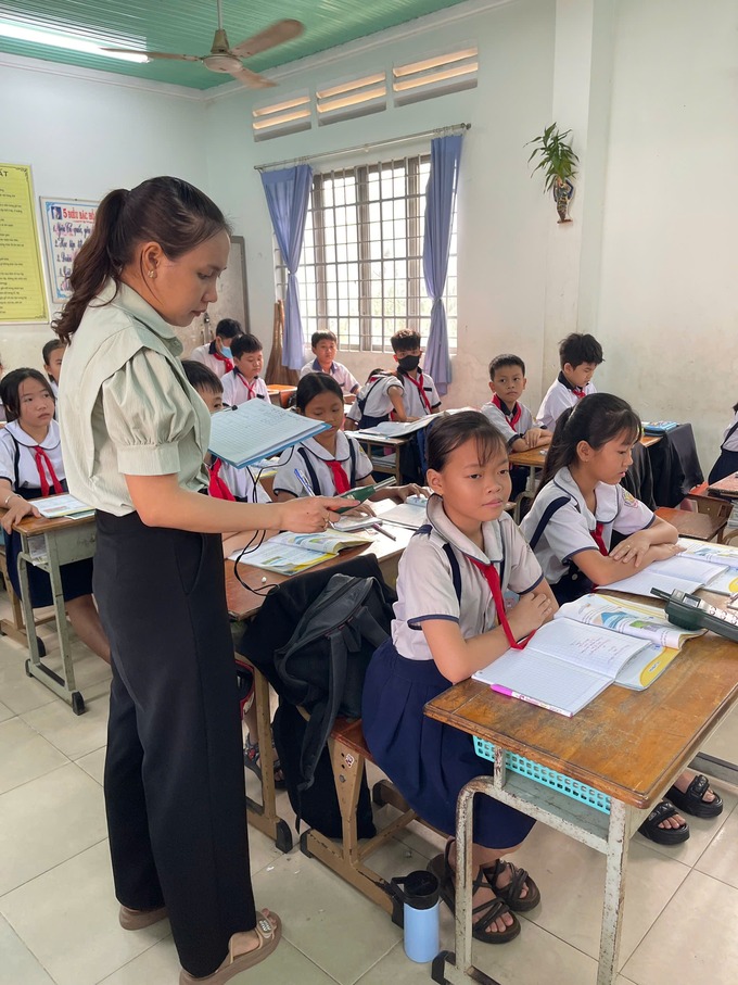 Thành viên đoàn giám sát đo ánh sáng tại lớp học