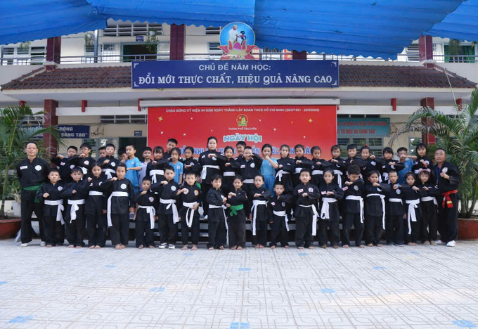 Võ sư  Võ Đình Bình cùng HLV chụp hình lưu niệm tại trường tiểu học Thái Hòa A