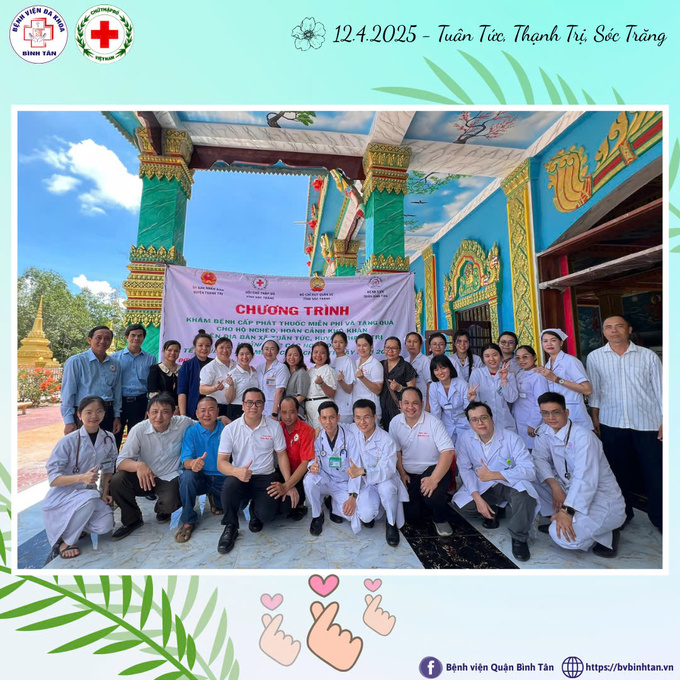 Lãnh đạo địa phương và đoàn công tác chụp ảnh lưu niệm