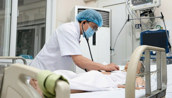 Bác sĩ thăm khám cho bệnh nhân (Ảnh: BVCC)