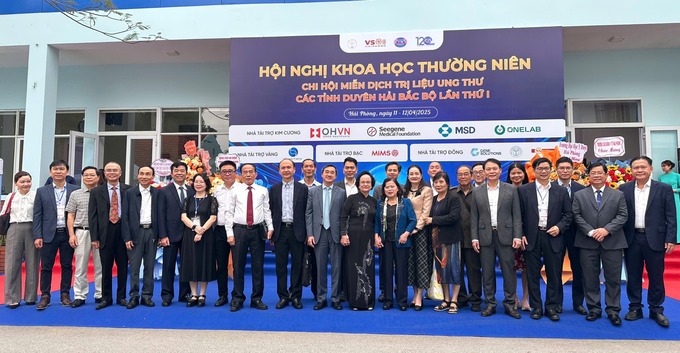 Thứ trưởng Bộ Y tế Trần Văn Thuấn và các đại biểu tham dự hội nghị khoa học thường niên Chi hội miễn dịch trị liệu ung thư các tỉnh duyên hải Bắc bộ lần thứ nhất