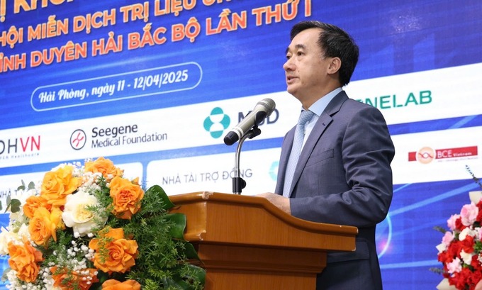 Thứ trưởng Bộ Y tế Trần Văn Thuấn phát biểu tại hội nghị