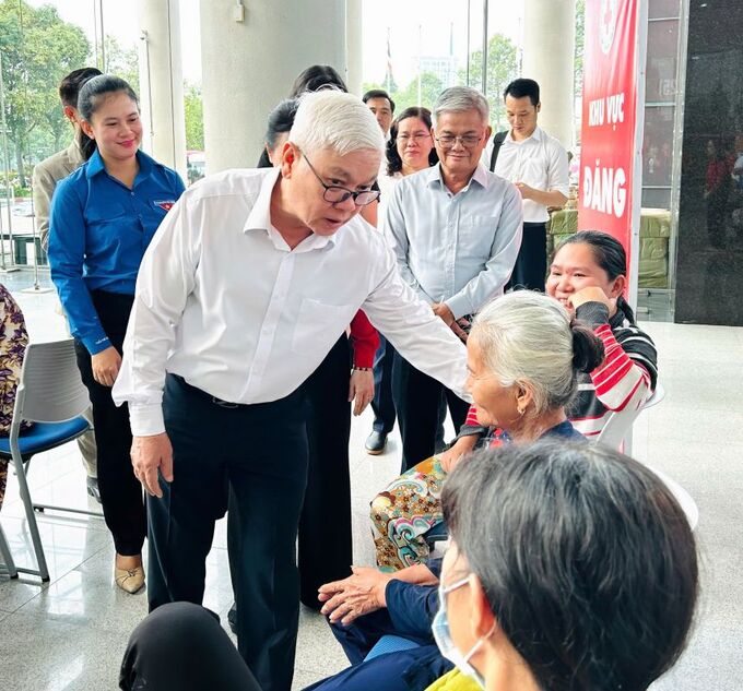 Bí thư tỉnh Bình Dương, ông Nguyễn Văn Lợi và các đại biểu hỏi thăm người dân khám bệnh tại chương trình