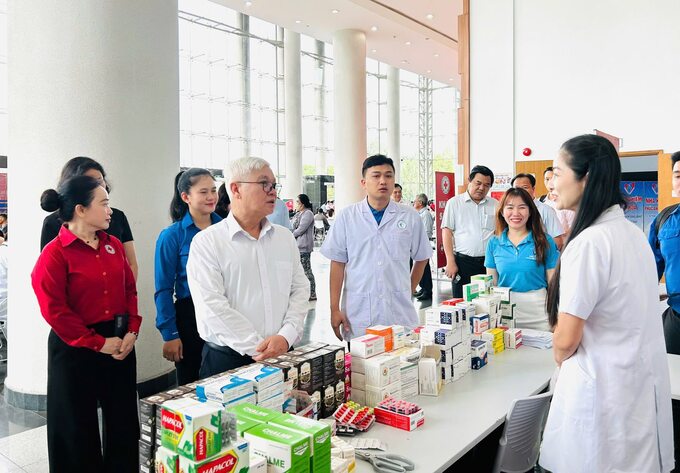 Ông Nguyễn Văn Lợi - Bí thư tỉnh Bình Dương và các đại biểu thăm các y, bác sĩ của Hội Thầy thầy thuốc trẻ tỉnh Bình Dương tại chương trình