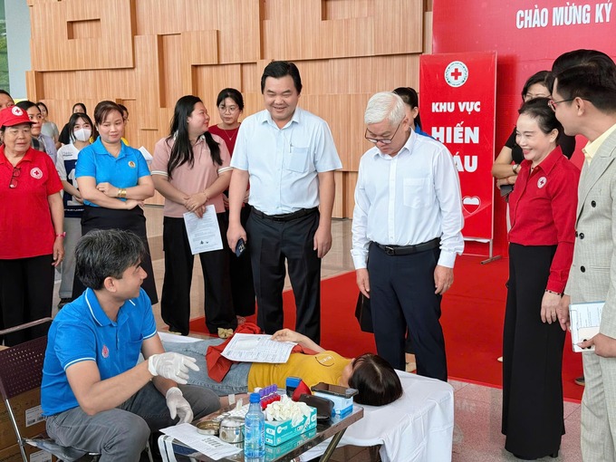 Ông Nguyễn Văn Lợi - Bí thư tỉnh Bình Dương thăm các tình nguyện viên tham gia hiến máu tình nguyện