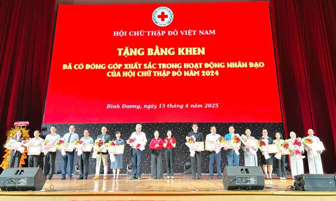 Trung ương Hội CTĐ Việt Nam tặng Bằng khen cho 19 tập thể, cá nhân có nhiều đóng góp tiêu biểu cho hoạt động nhân đạo năm 2024