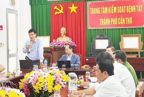 Ông Hà Tấn Vinh - Phó Giám đốc Trung tâm Kiểm soát bệnh tật TP. Cần Thơ, phát biểu tại buổi họp