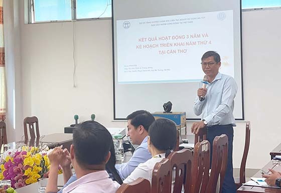 Ông Dáp Thanh Giang - Trưởng khoa Phòng chống HIV/AIDS báo cáo tình hình thực hiện