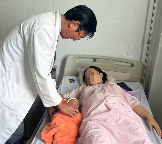 Bác sĩ thăm khám lại cho thai phụ và em bé trước khi xuất viện (Ảnh: BVCC)