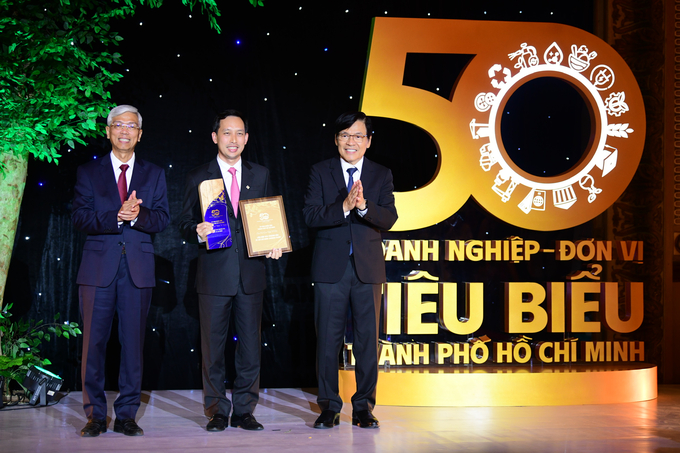 Phó Chủ tịch UBND TP. HCM Võ Văn Hoan và ông Phạm Phú Ngọc Trai trao giấy công nhận cho ông Vũ Anh Khoa - Chủ tịch HĐQT Saigon Co.op tại buổi lễ