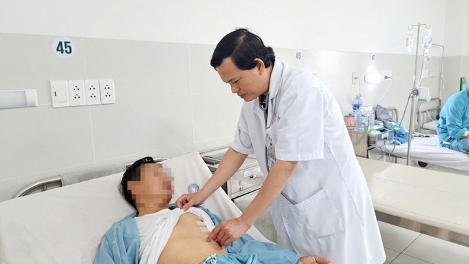 BS.CKII Thân Trọng Vũ - Trưởng khoa Ngoại lồng ngực, Bệnh viện Đà Nẵng khám cho bệnh nhân