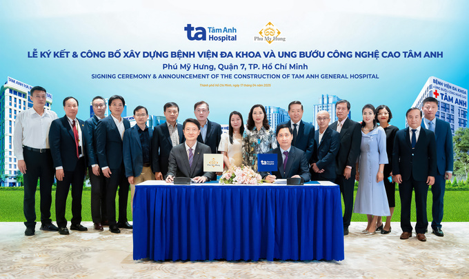 Ông Ngô Chí Dũng, Chủ tịch Hội đồng quản trị kiêm Tổng giám đốc Hệ thống BVĐK Tâm Anh (phải) và ông Gary Tseng - Tổng giám đốc Công ty Phú Mỹ Hưng cùng ký kết biên bản hợp tác (Ảnh: Hưng Thanh)