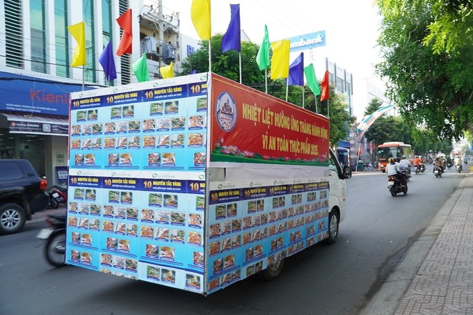 Xe diễu hành, tuyên truyền về an toàn thực phẩm qua các tuyến đường chính của TP. Hồng Ngự