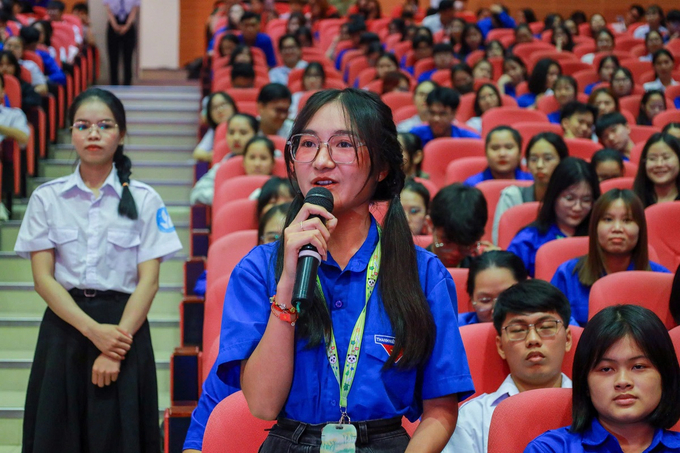Sinh viên hào hứng khi được giao lưu với các chứng nhân lịch sử