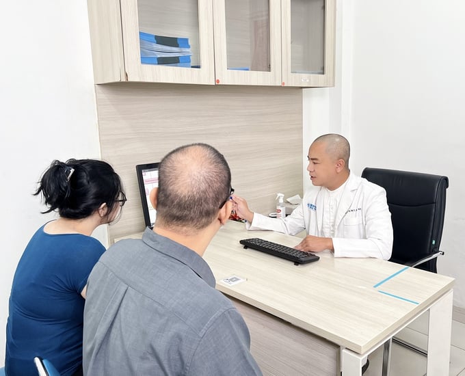 TS.BS.CKII Trà Anh Duy đang tư vấn cho cặp vợ chồng (Ảnh: Men’s Health)
