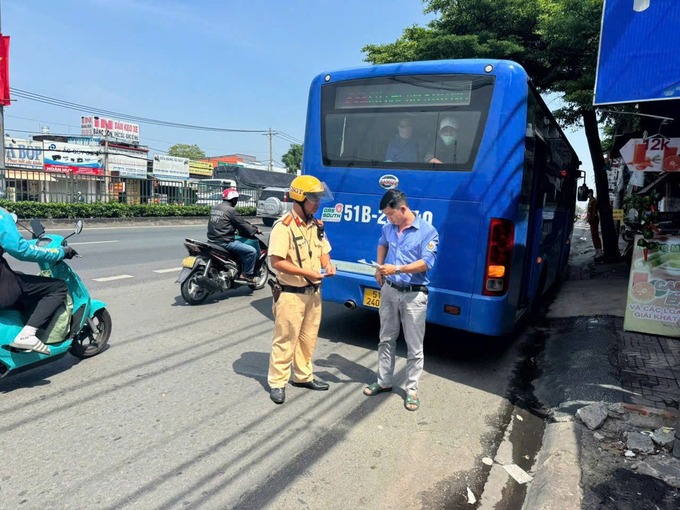 CSGT kiểm tra tài xế xe buýt