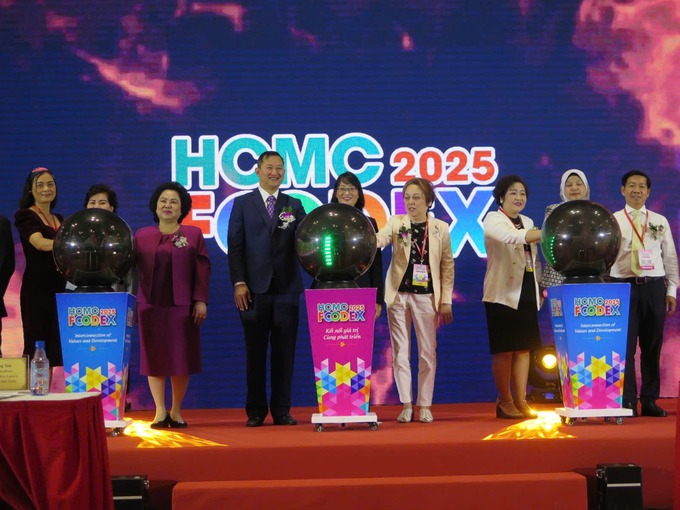 Phó Chủ tịch UBND TP. HCM Trần Thị Diệu Thúy cùng các đại biểu thực hiện nghi thức khai mạc triển lãm quốc tế lương thực thực phẩm