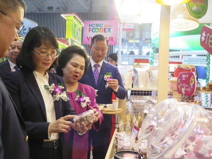 Phó Chủ tịch UBND TP. HCM Trần Thị Diệu Thúy tham quan các gian hàng tại triển lãm