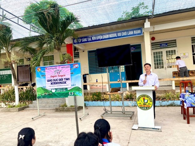 Trung tâm Y tế huyện An Phú phối hợp với Trường Trung học cơ sở xã Vĩnh Hội Đông tổ chức buổi truyền thông về chăm sóc sức khỏe sinh sản cho các em học sinh khối lớp 9