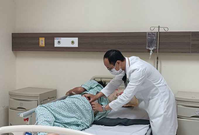 Bác sĩ thăm khám lại cho bệnh nhân (Ảnh: BVCC)