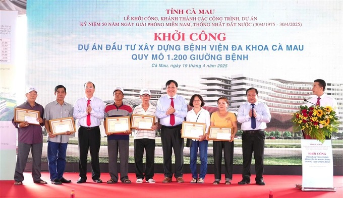 Bí thư Tỉnh ủy Nguyễn Hồ Hải (thứ 3 từ trái sang), Chủ tịch UBND tỉnh Phạm Thành Ngại (thứ 4 từ phải sang), Phó Chủ tịch UBND tỉnh Nguyễn Minh Luân (bìa phải) trao Bằng khen của Chủ tịch UBND tỉnh cho các cá nhân