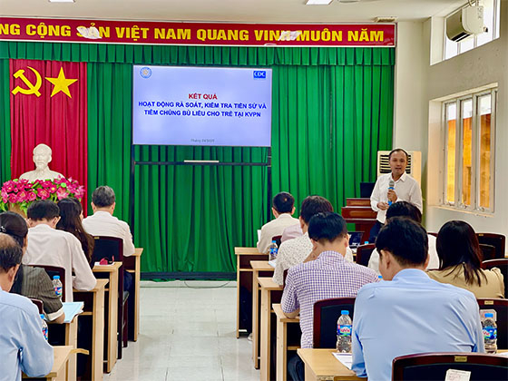 Giảng viên Viện Pasteur TP. HCM trình bày tại lớp tập huấn