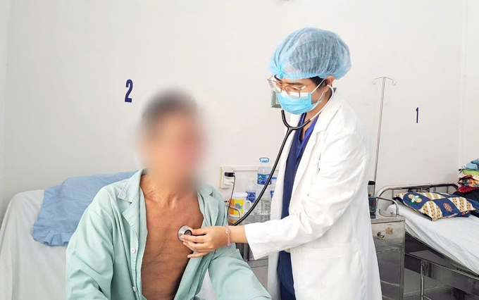 Bác sĩ thăm khám sức khoẻ cho bệnh nhân (Ảnh: BVCC)