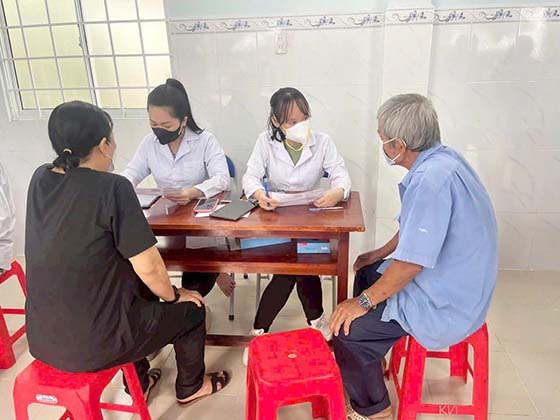 Nhân viên y tế khai thác thông tin tiền sử bệnh lý