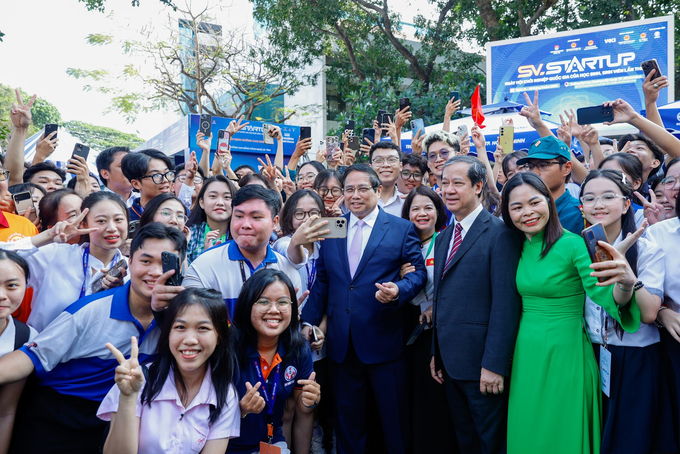 Thủ tướng Phạm Minh Chính cùng các đại biểu và sinh viên dự ngày hội 