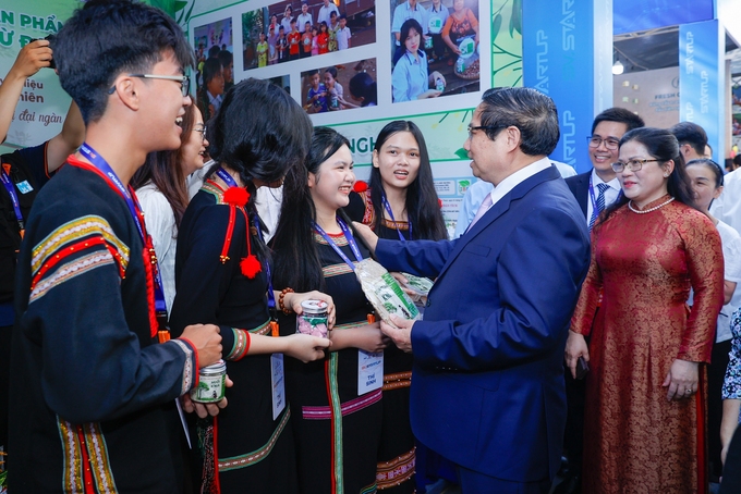 Thủ tướng thăm không gian trưng bày ý tưởng khởi nghiệp sáng tạo của học sinh, sinh viên trong khuôn khổ ngày hội 