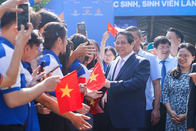 Thủ tướng bày tỏ tự hào khi thấy những ý tưởng của các bạn học sinh, sinh viên đang ngồi trên ghế nhà trường đã được nuôi dưỡng thành hình 