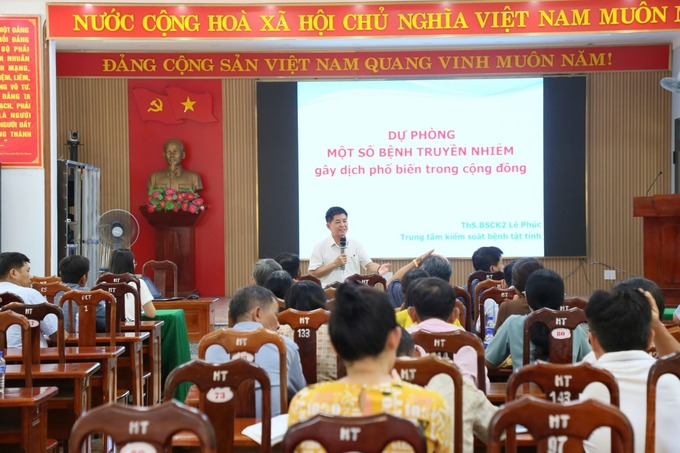 Bác sĩ Lê Phúc – Phó Giám đốc Trung tâm Kiểm soát bệnh tật đang phổ biến các nội dung phòng chống các bệnh truyền nhiễm (ảnh: Bảo Trọng)
