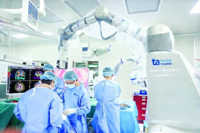 BVĐK Tâm Anh quy tụ đội ngũ chuyên gia đầu ngành thuộc nhiều lĩnh vực. Trong ảnh là ThS.BS.CKII Chu Tấn Sĩ, Trưởng Khoa Phẫu thuật Thần kinh, Trung tâm Khoa học Thần kinh cùng ê kíp phẫu thuật đang thực hiện loại bỏ u não bằng Robot AI