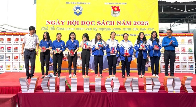 Các cộng tác viên giới thiệu sách được khen thưởng tại chương trình (Ảnh: Lam Nguyên)