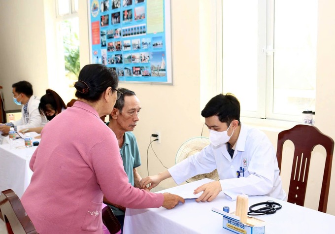 Khám bệnh miễn phí cho người dân khó khăn