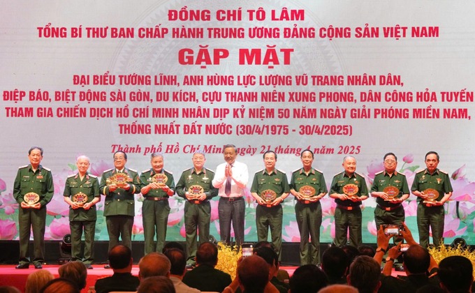 Tổng Bí thư Tô Lâm trao quà kỉ niệm đến các tướng lĩnh, Anh hùng lực lượng vũ trang nhân dân