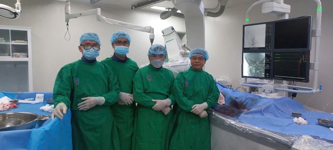 Ê-kíp bác sĩ thực hiện kỹ thuật nút túi phình mạch máu não bị vỡ bằng coil cho bệnh nhân bị xuất huyết dưới nhện (Ảnh: BSCC)