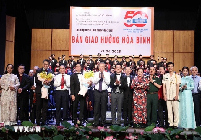 Tổng Bí thư Tô Lâm và các đại biểu tặng hoa chúc mừng các nghệ sĩ (Ảnh: TTXVN)