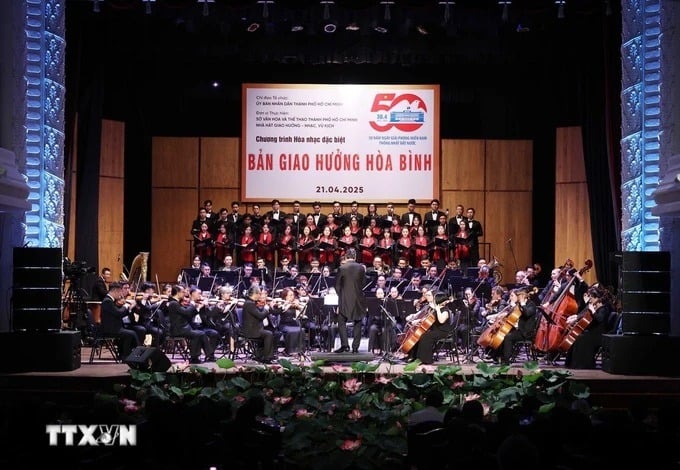 Chương trình hòa nhạc đặc biệt “Bản giao hưởng hòa bình” (Ảnh: TTXVN)