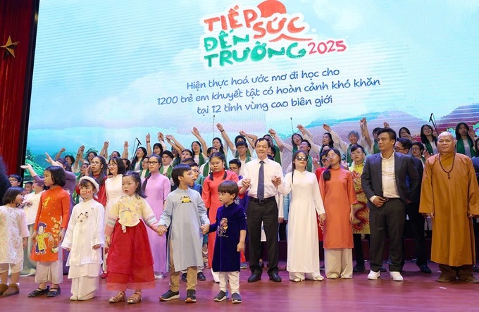 Thứ trưởng Nguyễn Tri Thức cùng các đại biểu và trẻ em khuyết tật tại chương trình
